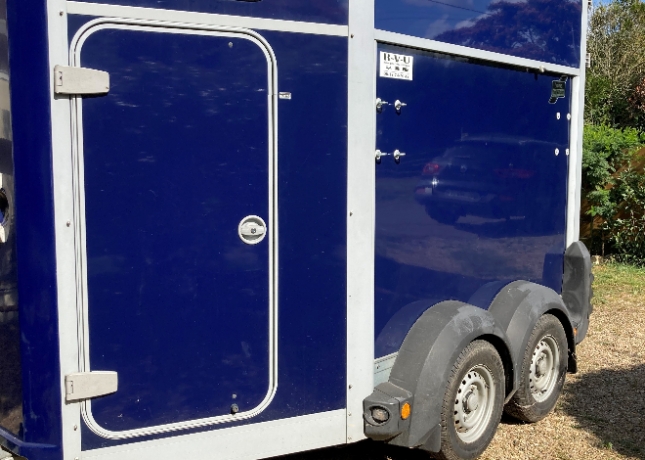 van-ifor-williams-hb-403-1